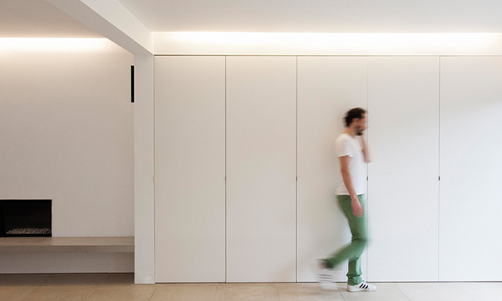 Woning HP — verbouwing en interieur, afgewerkte leefruimte met op maat gemaakte kasten